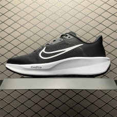 Nike Zoom Sneakers  Size: 36 36.5 37.5 38 38.5 39 40 40.5 41 42 42.5 43 44 44.5 45 46 47.5  New Shebag Quality Standard
