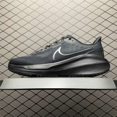 Nike Zoom Sneakers  Size: 36 36.5 37.5 38 38.5 39 40 40.5 41 42 42.5 43 44 44.5 45 46 47.5  New Shebag Quality Standard