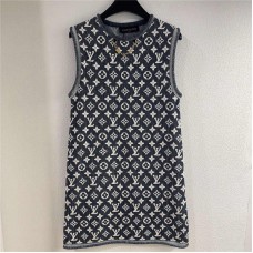 Louis Vuitton Clothing size S M L (Size chart below) comment size and color