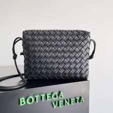 Bottega Veneta loop camera 25*18*11cm black