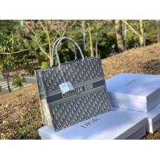 Dior  book tote 41.5 x 35 x 18 cm