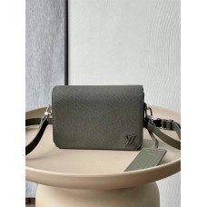 Louis Vuitton FLAP M82085    size：17x12x7cm 2024 New