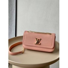 Louis Vuitton LOCKME EAST WEST  M22304   size：23.5x14x6cm 2024 New