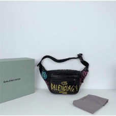 Balenciaga Waist bag, original cracked lambskin, fully hand-painted graffiti and fonts. Size: 35x18x12cm 2025 new 