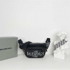 Balenciaga Waist bag, original cracked lambskin, fully hand-painted graffiti and fonts. Size: 35x18x12cm 2025 new 