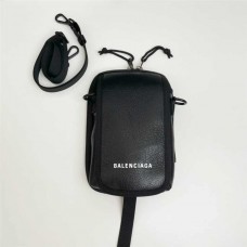 Balenciaga Limited edition crossbody mini bag. Size: 13*8*20cm 2025 new 