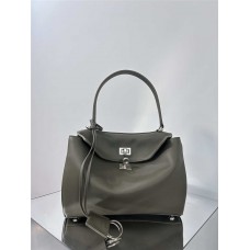 Balenciaga Redeo Small 29cm, hottest dark green. Mini: 22cm (base) x 9.9cm (H) x 8.3cm (W), Small: 29cm x 20cm x 10cm, Medium: 35cm x 23cm x 11cm, Large: 40cm x 30cm x 13cm 2025 new 