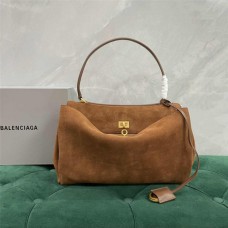 Balenciaga Rodeo Medium 35cm, cashmere lambskin. Mini: 22cm (base) x 9.9cm (H) x 8.3cm (W), Small: 29cm x 20cm x 10cm, Medium: 35cm x 23cm x 11cm, Large: 40cm x 30cm x 13cm 2025 new 