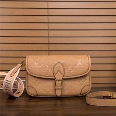 Louis Vuitton M11817   Diane  -Caramel   Size: 24x15x9cm 2025 new 