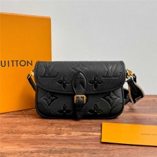 Louis Vuitton M46388 Diane Diane  （cream white  )  23×16×8.5cm 2025 new 