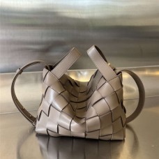 BV 755132  Size 22x16x13cm 2025 new 