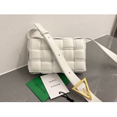 BOTTEGA VENETA Cassette 19 Medium White 19x12x5cm Full Leather