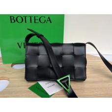 BV  Cassette 23 Medium Black Green Clasp 23x15x5cm Full Leather