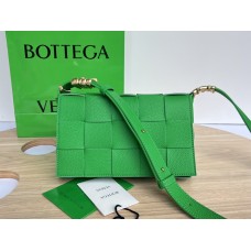 BV  Cassette 23 Medium Green with Metal 23x15x5cm Full Leather