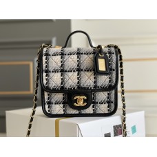 Chanel 22K Flap Bag for Autumn/Winter, Messenger Bag in Woolen Fabric, Gray, Gold Hardware, Dimensions: 17x21x6cm.