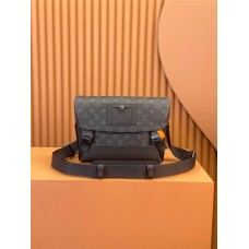 Louis Vuitton Discovery Messenger PM Voyager in Monogram Eclipse Black (M40511): 33.0x22.5x11.0 cm